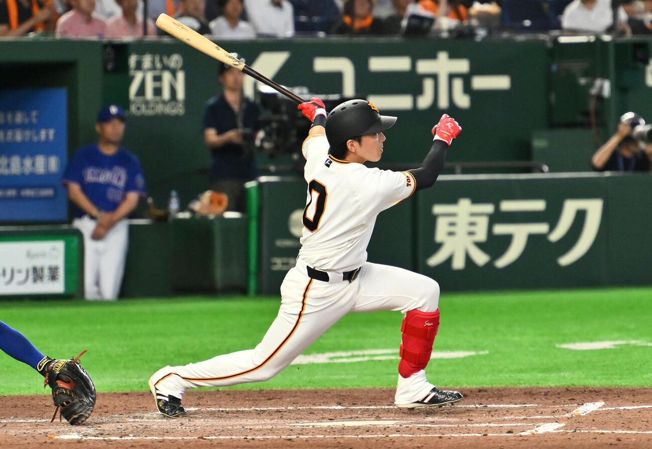 巨人対中日　4回裏巨人2死、増田大輝は左前打を放つ（撮影・滝沢徹郎）