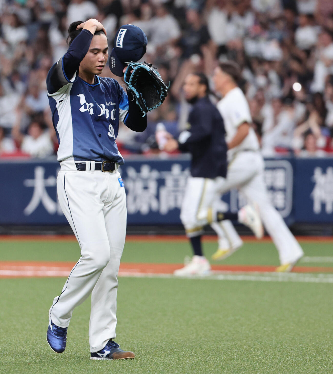 オリックス対西武　10回裏オリックス1死二、三塁、太田にサヨナラ打を許した西武浜屋将太はガックリとベンチに引き揚げる（撮影・西尾就之）