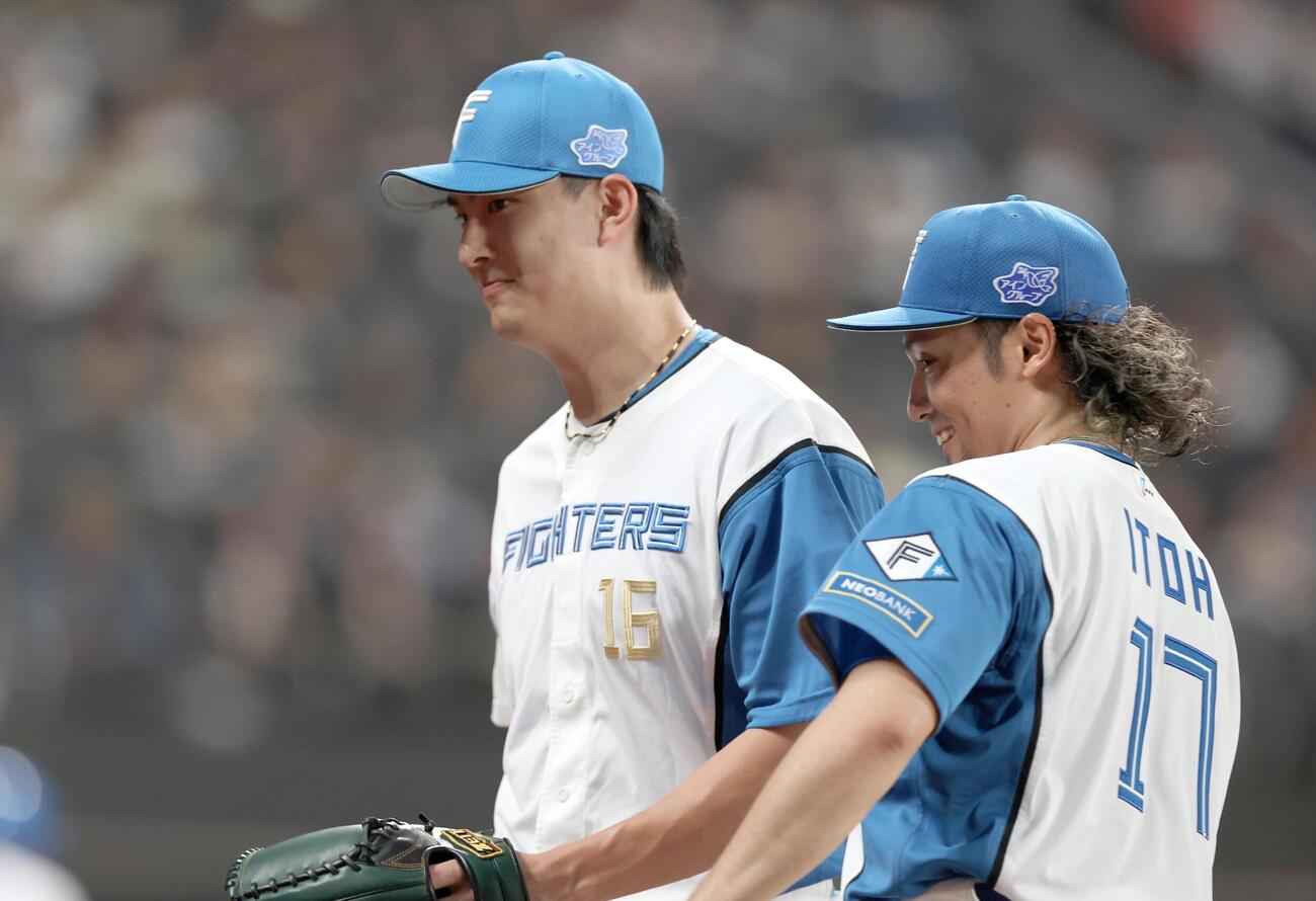 日本ハム対ソフトバンク　7回表、無失点に抑えた達孝太（左）を出迎える伊藤大海（撮影・黒川智章）