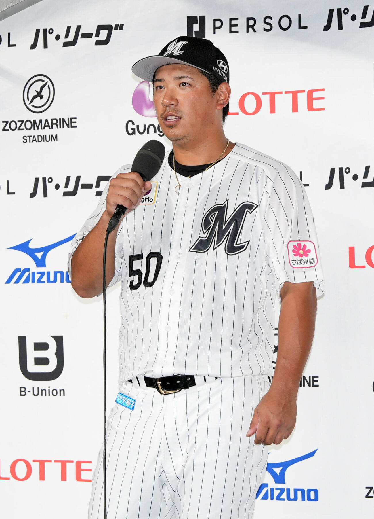 ロッテ対楽天　楽天に勝利しインタビューに応じるロッテ愛斗（撮影・小島史椰）