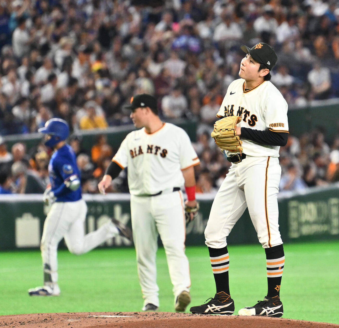 巨人対中日　3回表中日1死、石伊雄太（後方）にソロ本塁打を浴びる竹丸和幸（手前）（撮影・滝沢徹郎）