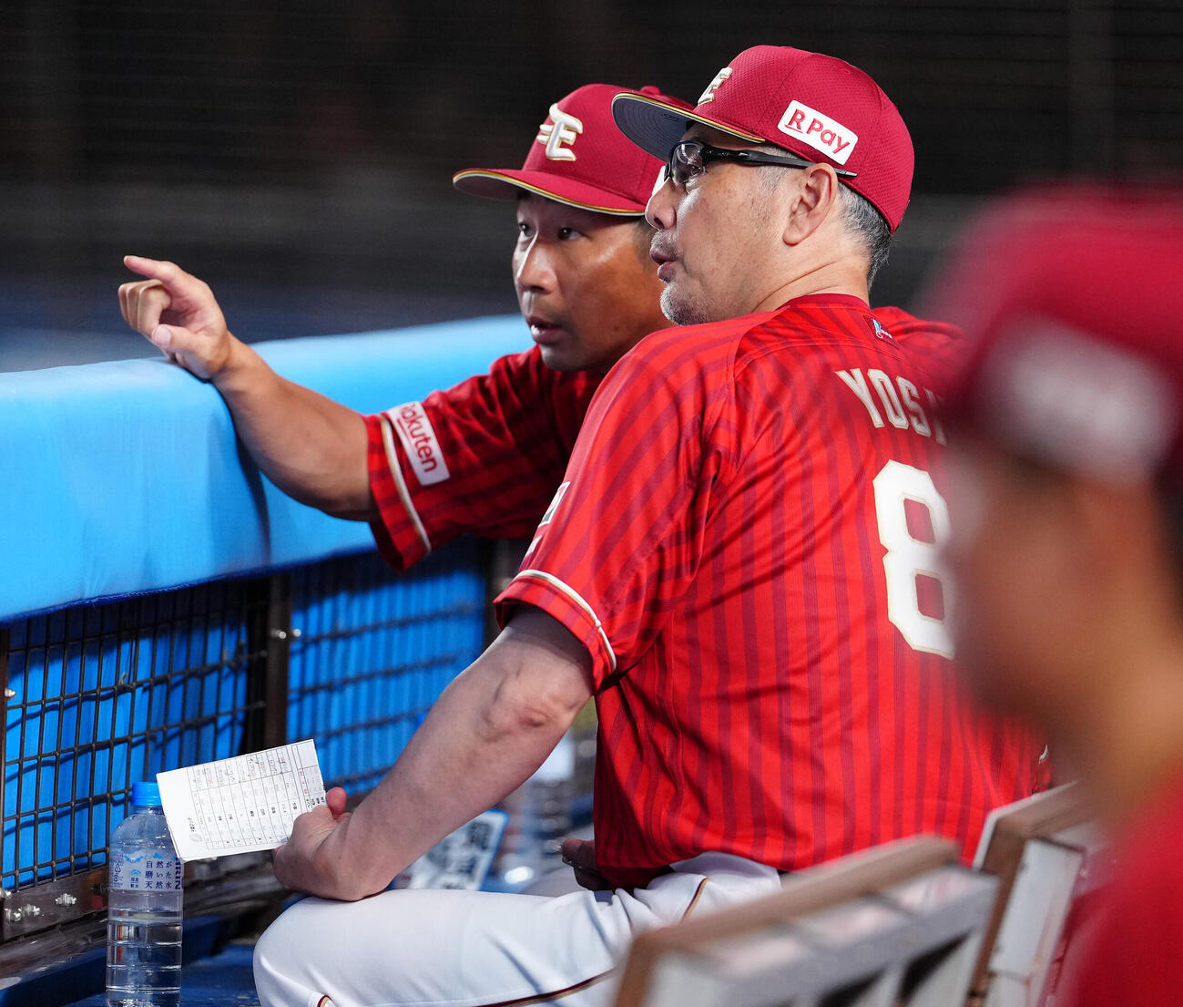 ロッテ対楽天　ベンチで塩川達也ヘッドコーチ（後方）と話す楽天吉井理人監督（撮影・鈴木みどり）