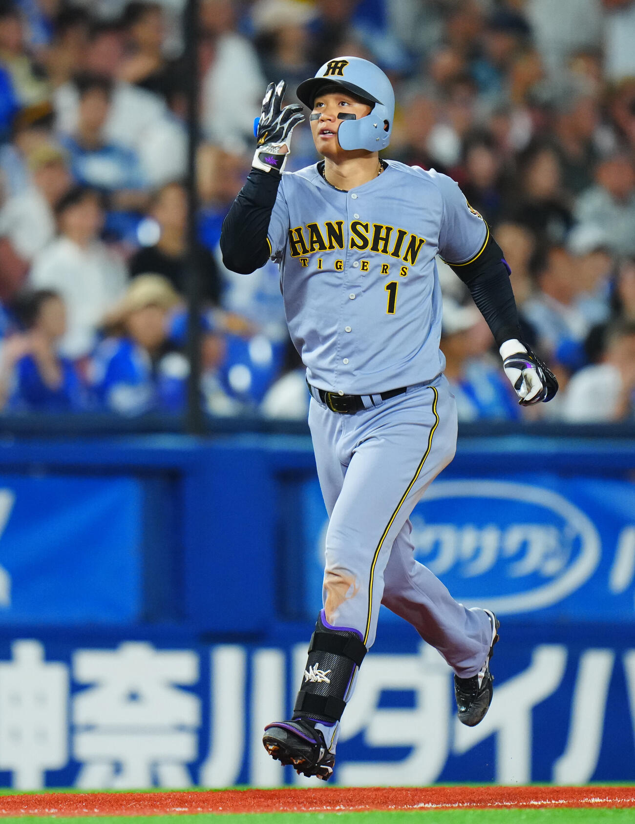 DeNA対阪神　9回表阪神無死三塁、2点本塁打を放ちポーズを決める森下翔太（撮影・垰建太）