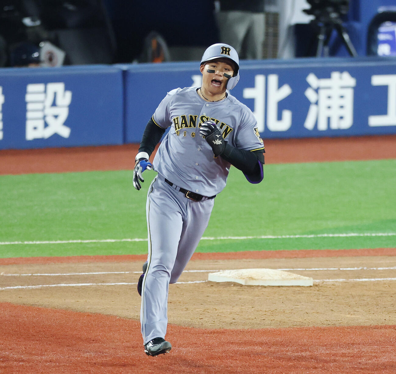 DeNA対阪神　9回表阪神無死三塁、2点本塁打を放ちダイヤモンドを一周する森下翔太（撮影・宮地輝）