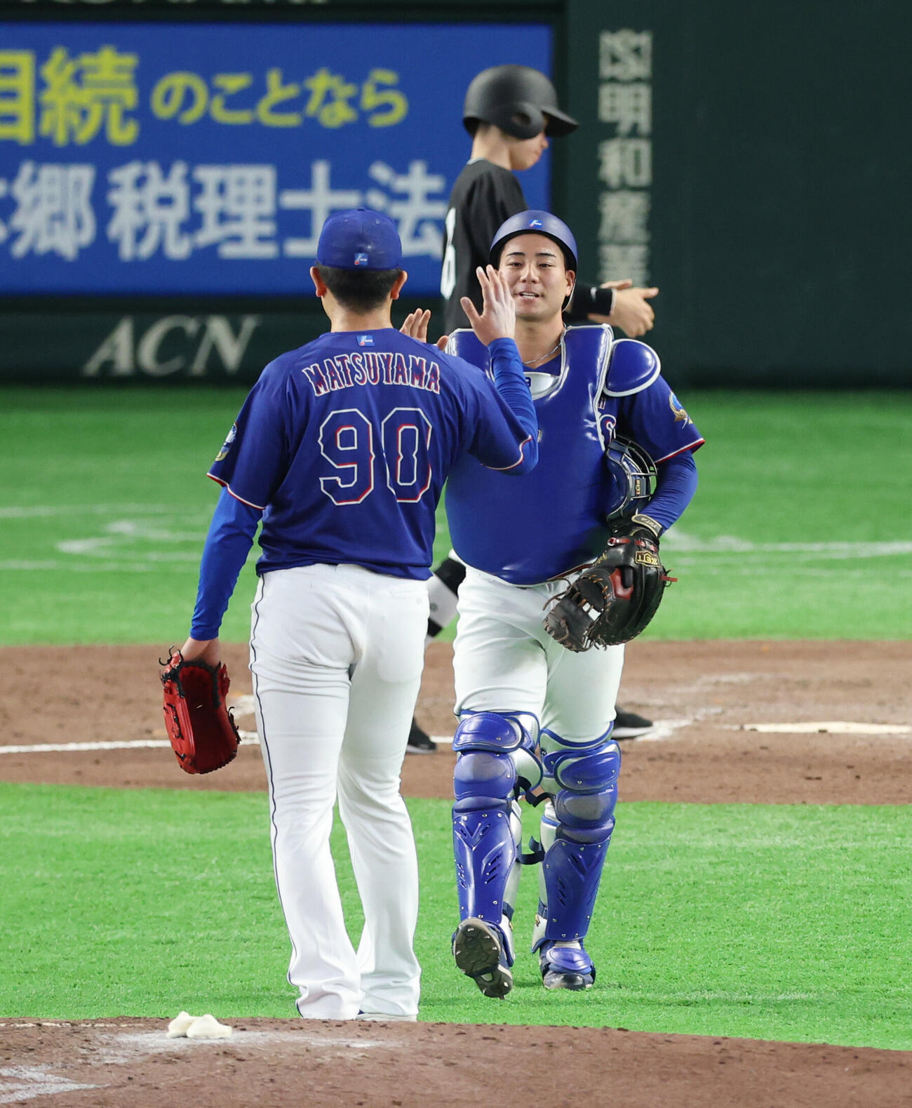 巨人対中日　勝利しタッチを交わす中日松山晋也（手前）と石伊雄太（撮影・増田悦実）