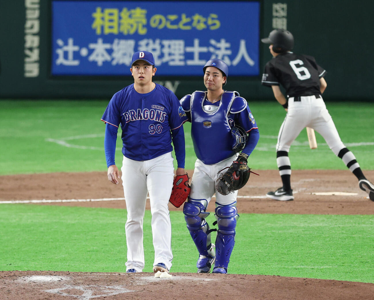 巨人対中日　勝利し中日松山晋也（左）の肩をたたく石伊雄太（撮影・増田悦実）