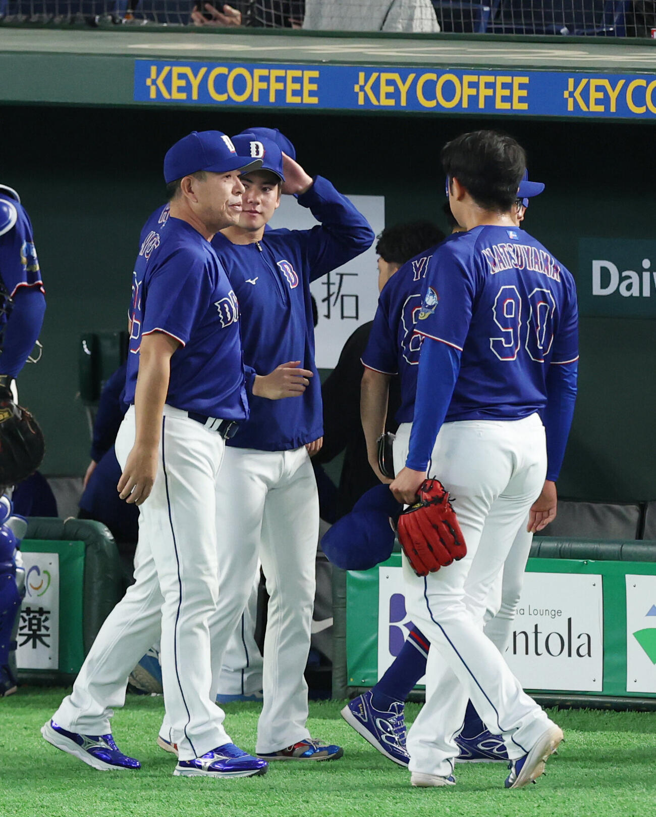 巨人対中日　勝利し金丸夢斗（左奥）と松山晋也（右）に声をかける井上一樹監督（撮影・増田悦実）
