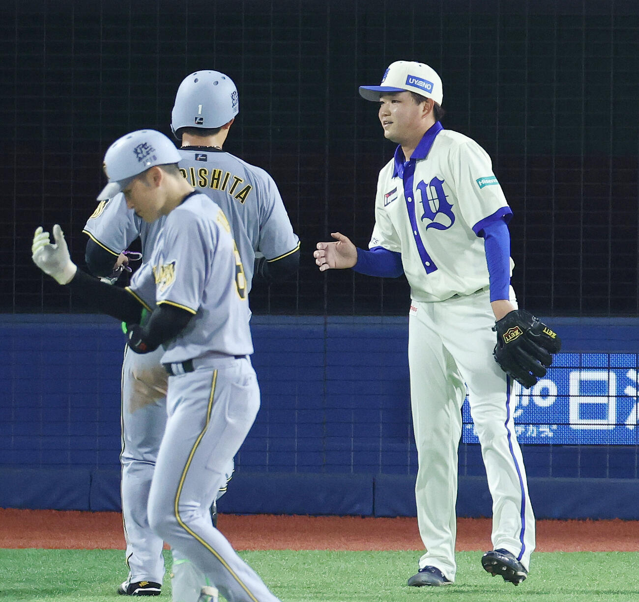 DeNA対阪神　5回表、死球を当てた阪神森下翔太（左）に声をかけるDeNA石田裕太郎（撮影・宮地輝）