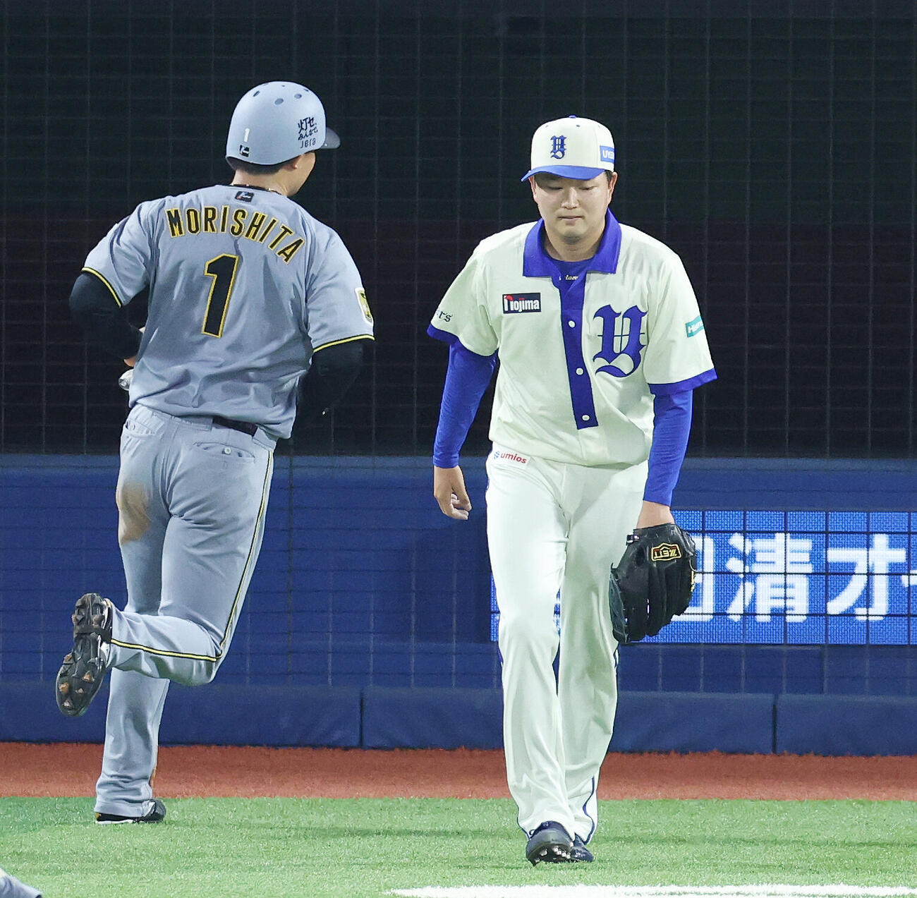 DeNA対阪神　5回表阪神1死一、三塁、大山悠輔の犠飛で森下翔太（左）の生還を許した石田裕太郎（撮影・宮地輝）
