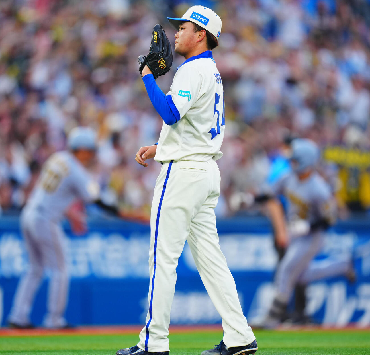 DeNA対阪神　1回表阪神2死二塁、坂本誠志郎（右）に2点本塁打を浴びる石田裕太郎（撮影・垰建太）