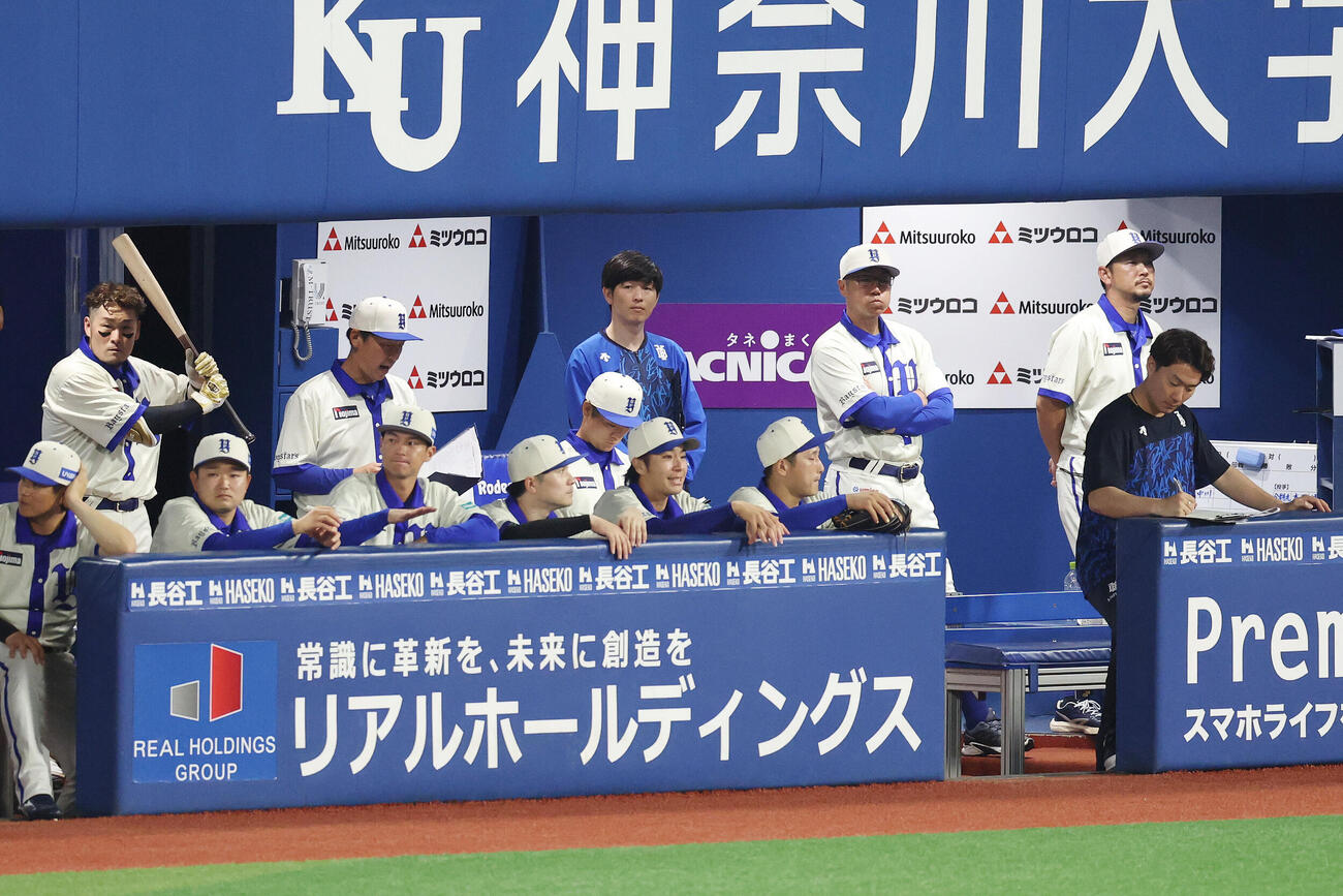 DeNA対阪神　ベンチで厳しい表情のDeNA相川亮二監督（後方右から2人目）（撮影・宮地輝）