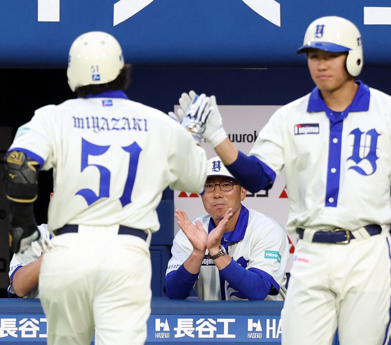 DeNA対阪神　2回裏DeNA1死、宮崎敏郎（手前左）がソロ本塁打を放ち笑顔で迎える相川亮二監督（撮影・浅見桂子）　横浜スタジアム
