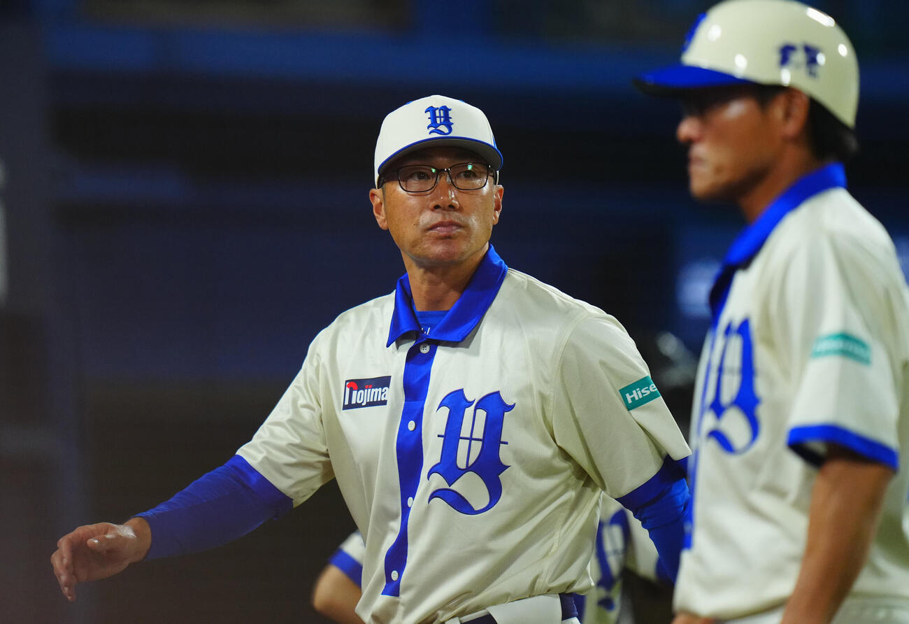 DeNA対阪神　6回表、投手交代を告げベンチに戻るDeNA相川亮二監督(左)（撮影・垰建太）