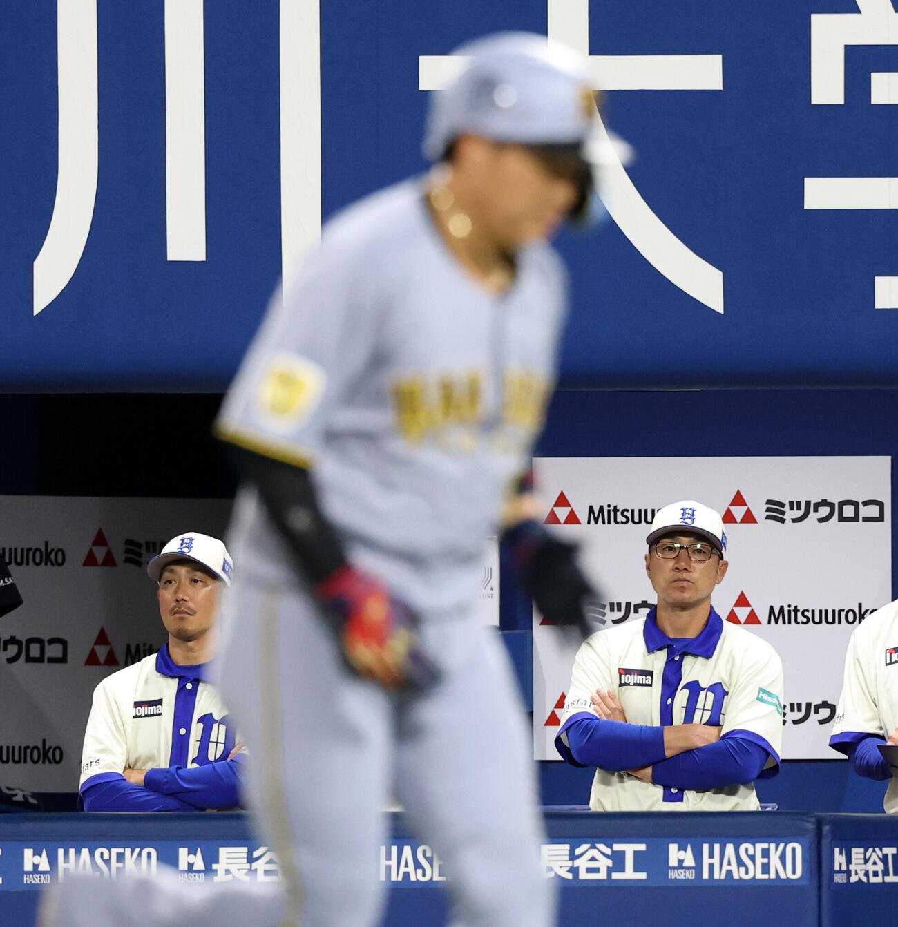 DeNA対阪神　8回表阪神無死、大山悠輔（手前）にソロ本塁打を許し、厳しい表情で見つめる相川亮二監督（右）（撮影・浅見桂子）　横浜スタジアム