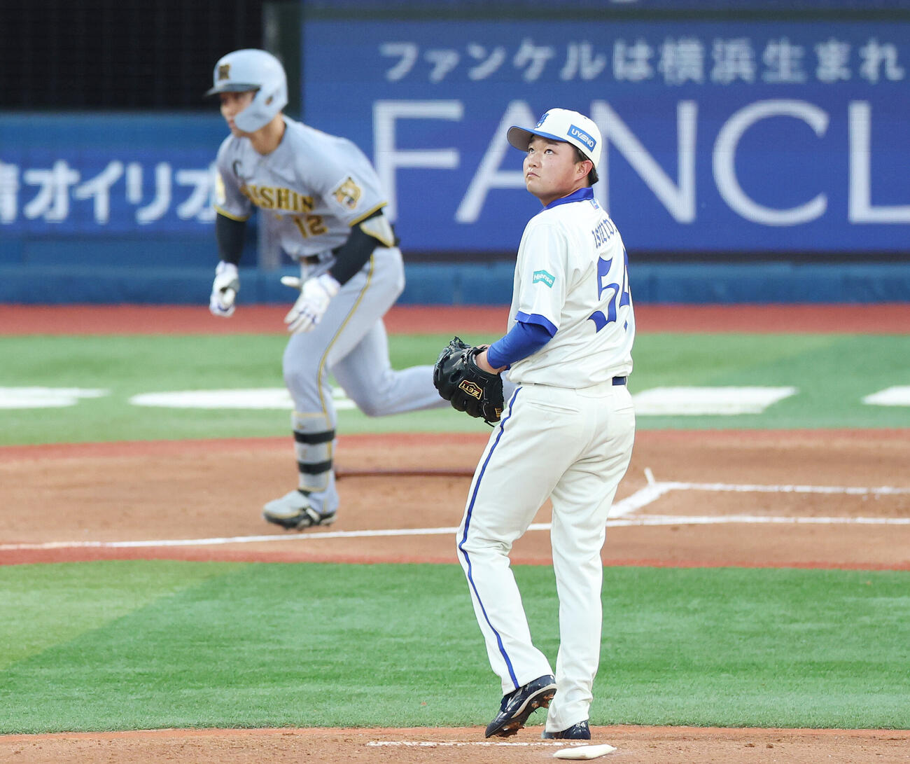 DeNA対阪神　1回表阪神2死二塁、坂本誠志郎に2点本塁打を浴びる石田裕太郎（撮影・宮地輝）