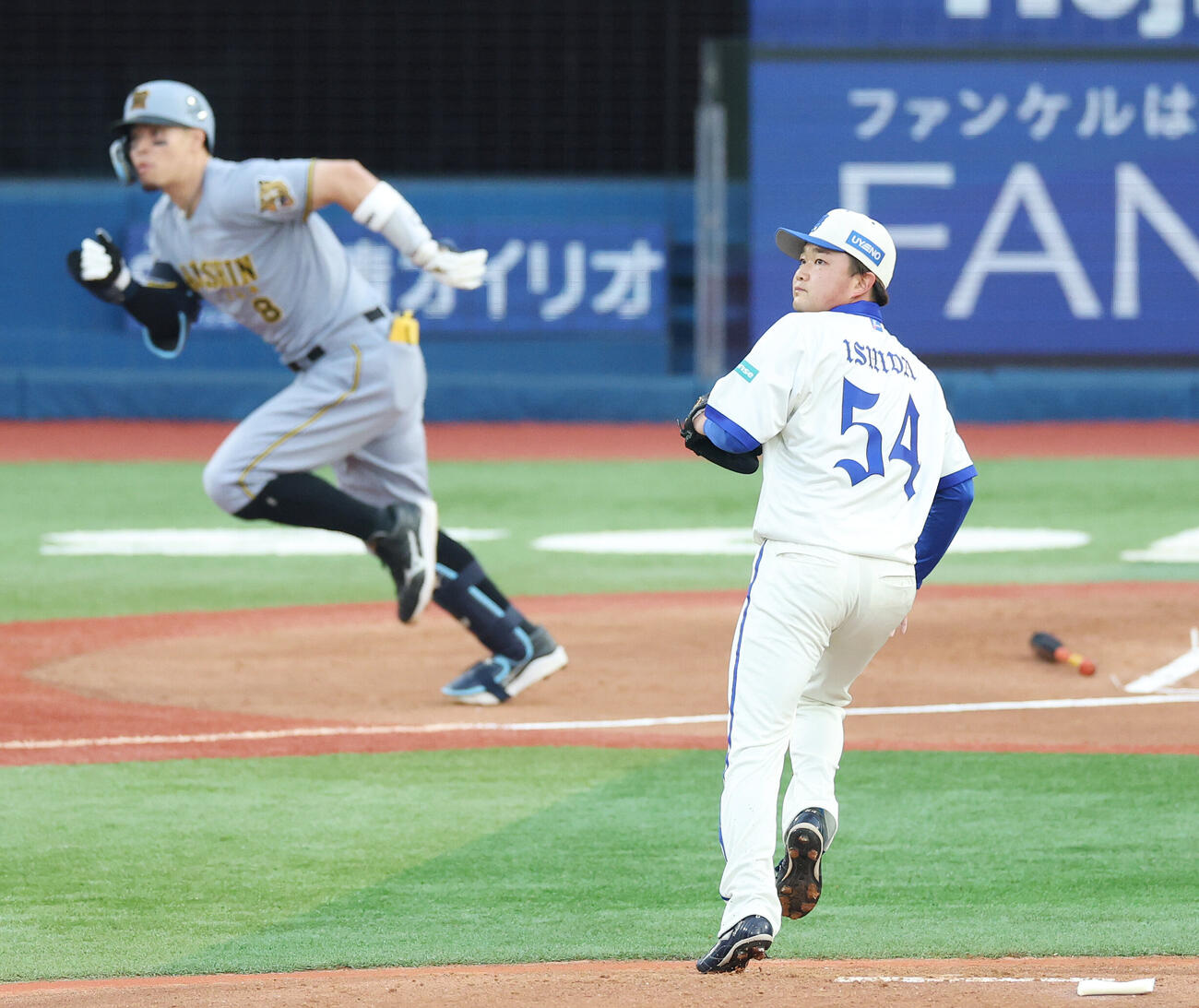 DeNA対阪神　1回表阪神1死一、二塁、佐藤輝明に適時二塁打を浴びる石田裕太郎（撮影・宮地輝）