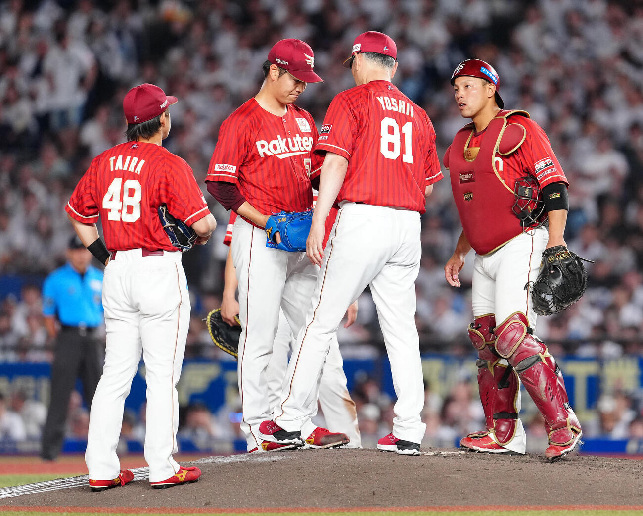 ロッテ対楽天　6回裏、マウンドへ向かう楽天吉井理人監督（撮影・鈴木みどり）