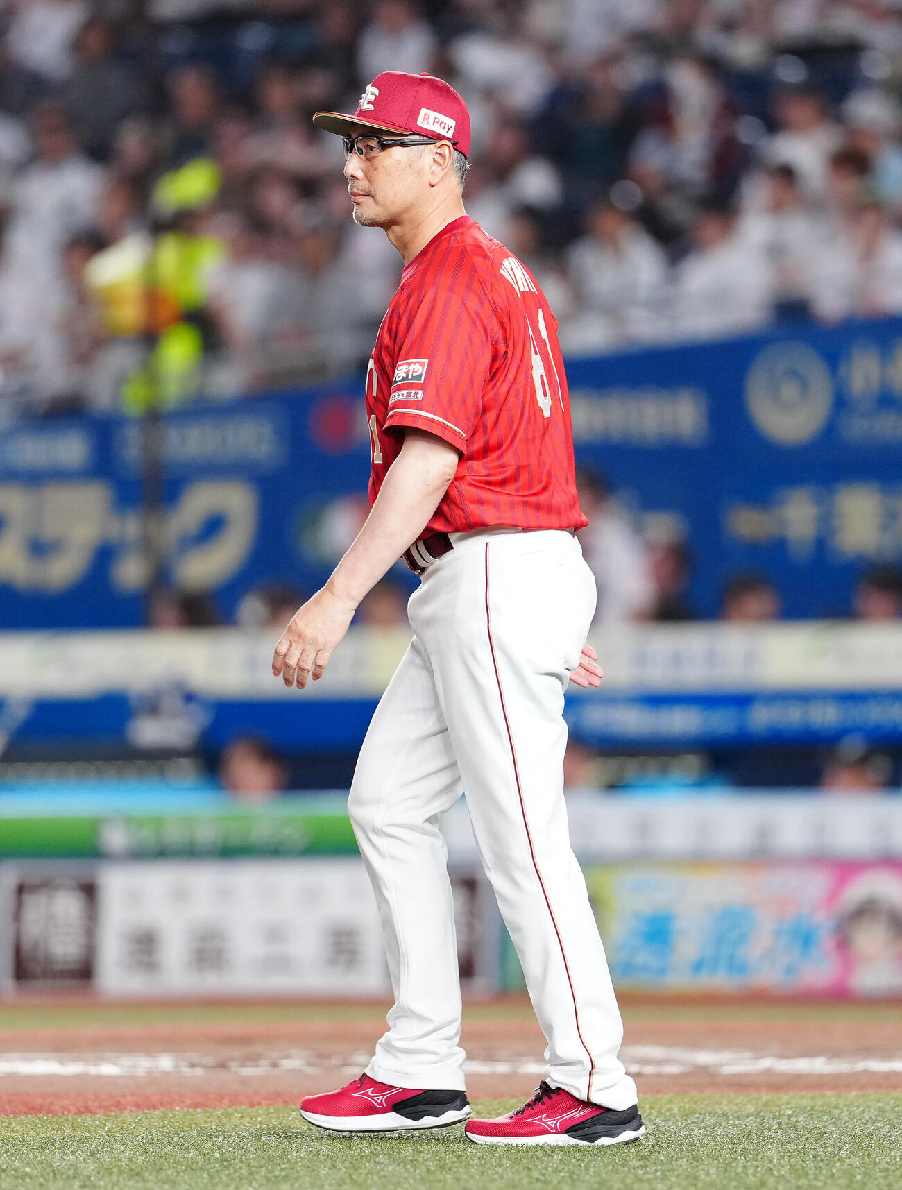 ロッテ対楽天　6回裏、マウンドへ向かう楽天吉井理人監督（撮影・鈴木みどり）