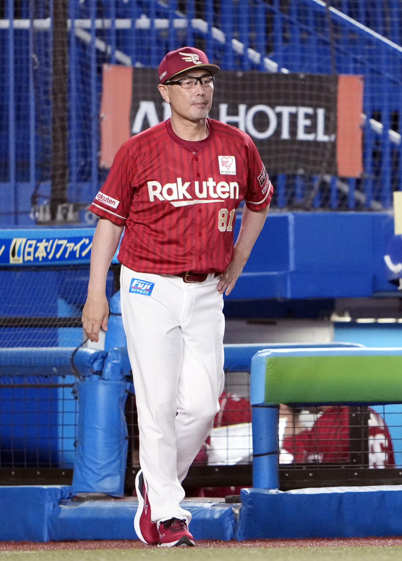 ロッテ対楽天　6回表終了後、選手交代を告げる楽天吉井監督（撮影・小島史椰）