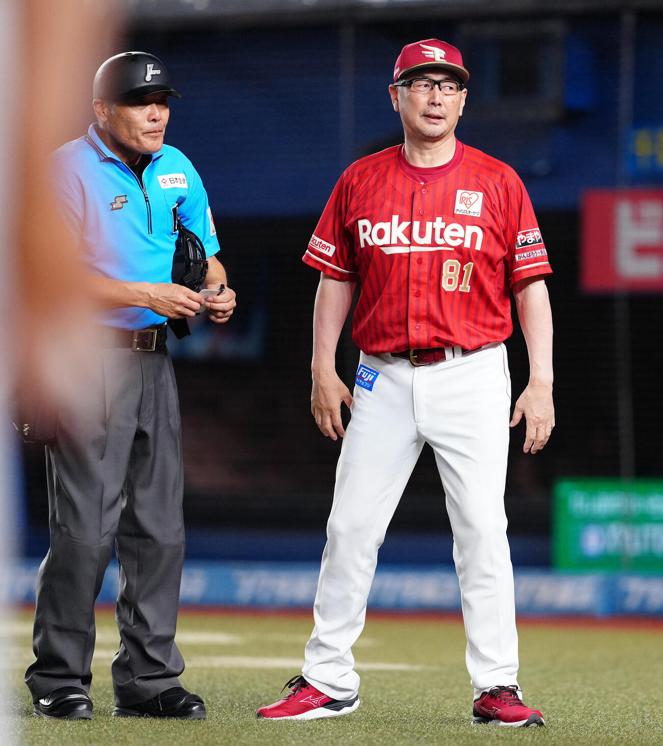 ロッテ対楽天　6回裏の選手交代を告げ、ベンチへ戻る楽天吉井理人監督（撮影・鈴木みどり）
