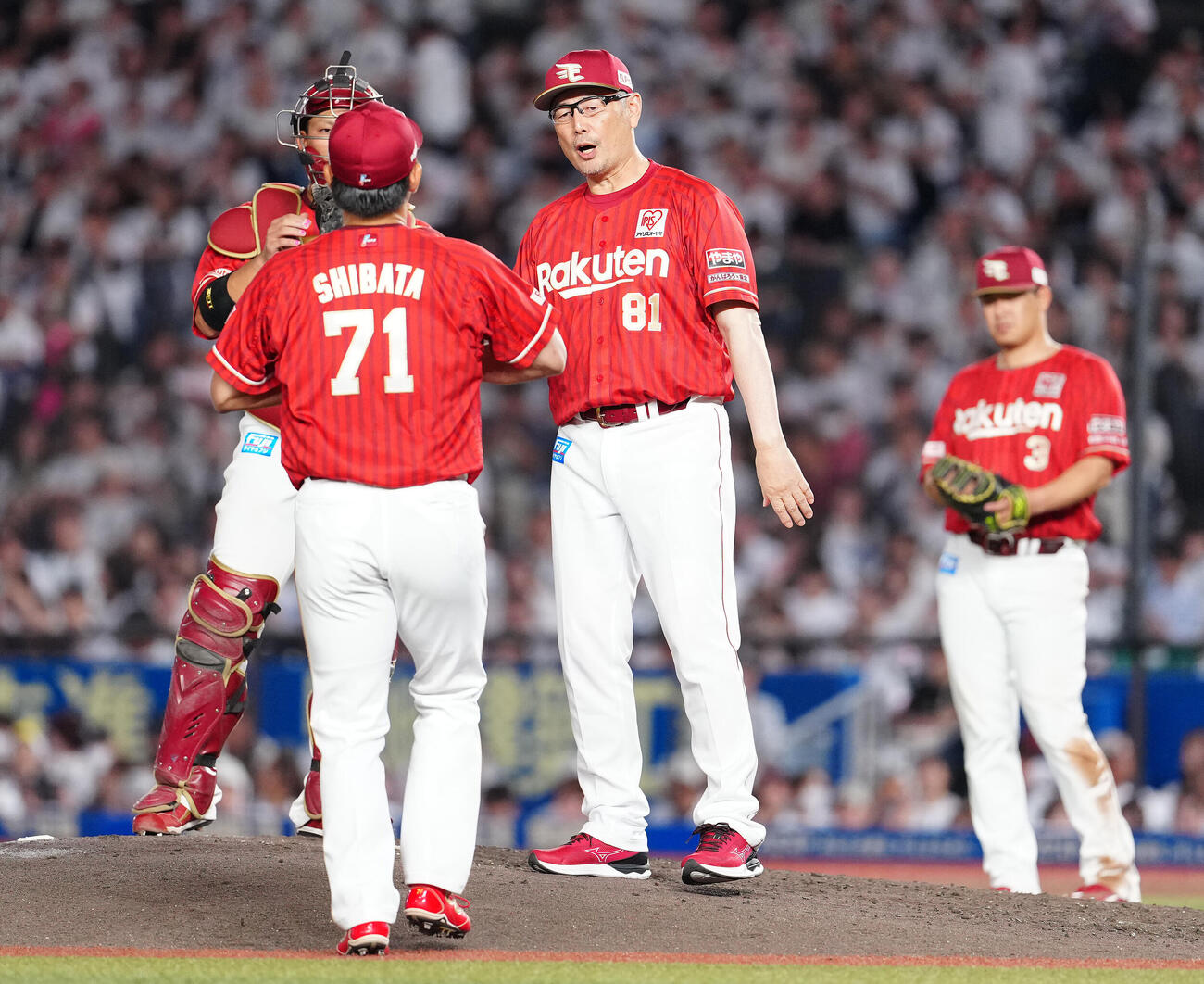 ロッテ対楽天　6回裏、3番手柴田大地（手前）にボールを渡す楽天吉井理人監督（中央）（撮影・鈴木みどり）