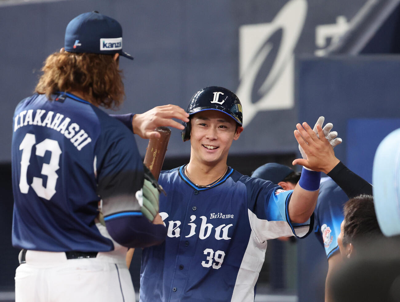 オリックス対西武　1回表西武1死二、三塁、平沢大河は左犠飛を放ち、ベンチ前で先発の高橋光成の祝福を受ける（撮影・西尾就之）