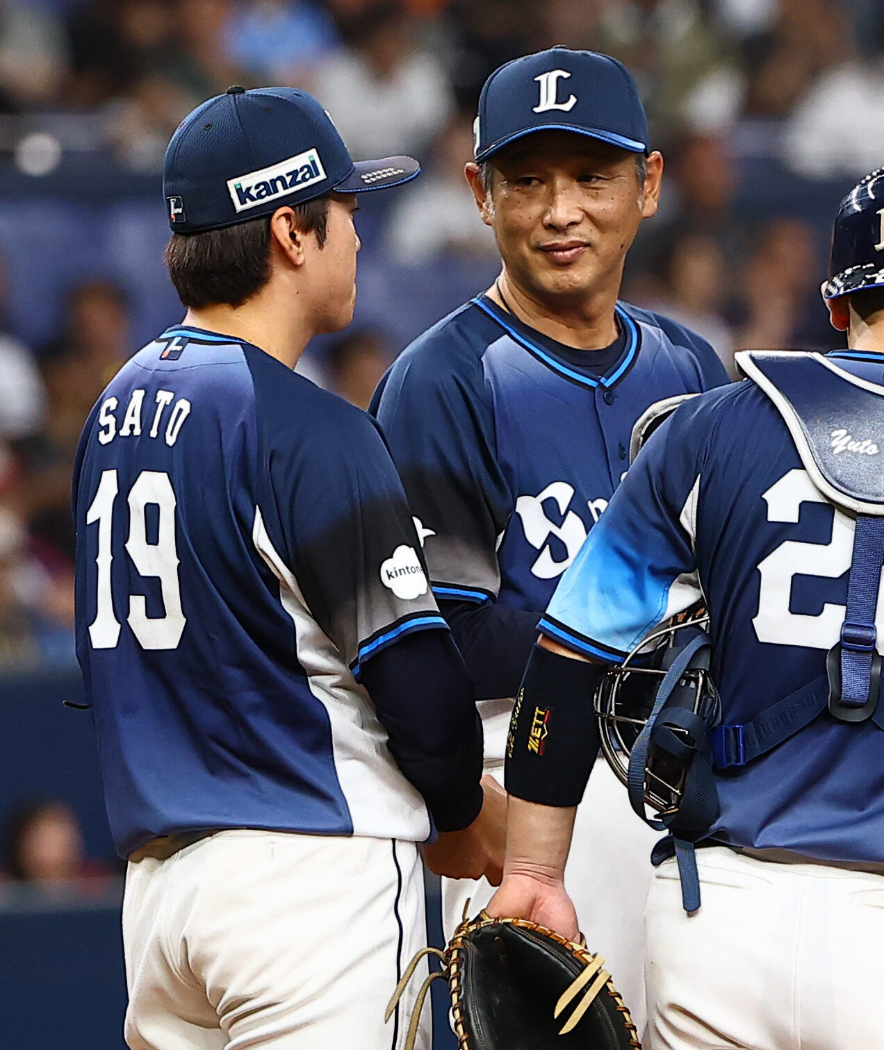 オリックス対西武　6回、佐藤隼輔（左）に交代を告げる西口文也監督（撮影・上田博志)　