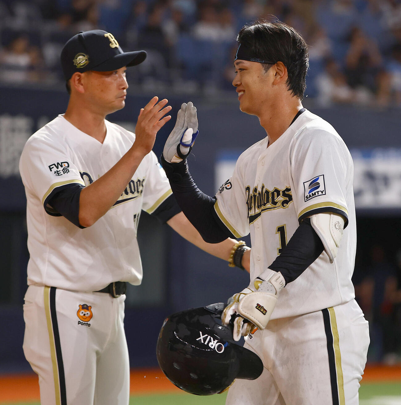 オリックス対西武　10回裏オリックス1死一、三塁、サヨナラ安打を放った太田椋（右）は岸田護監督と笑顔でハイタッチをする（撮影・上田博志)