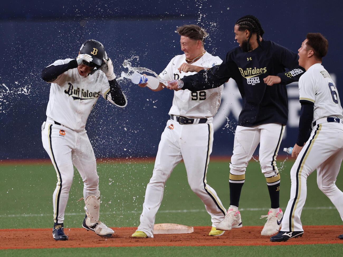 オリックス対西武　10回裏オリックス1死二、三塁、太田椋はサヨナラ打を放ち手荒い祝福を受ける（撮影・西尾就之）