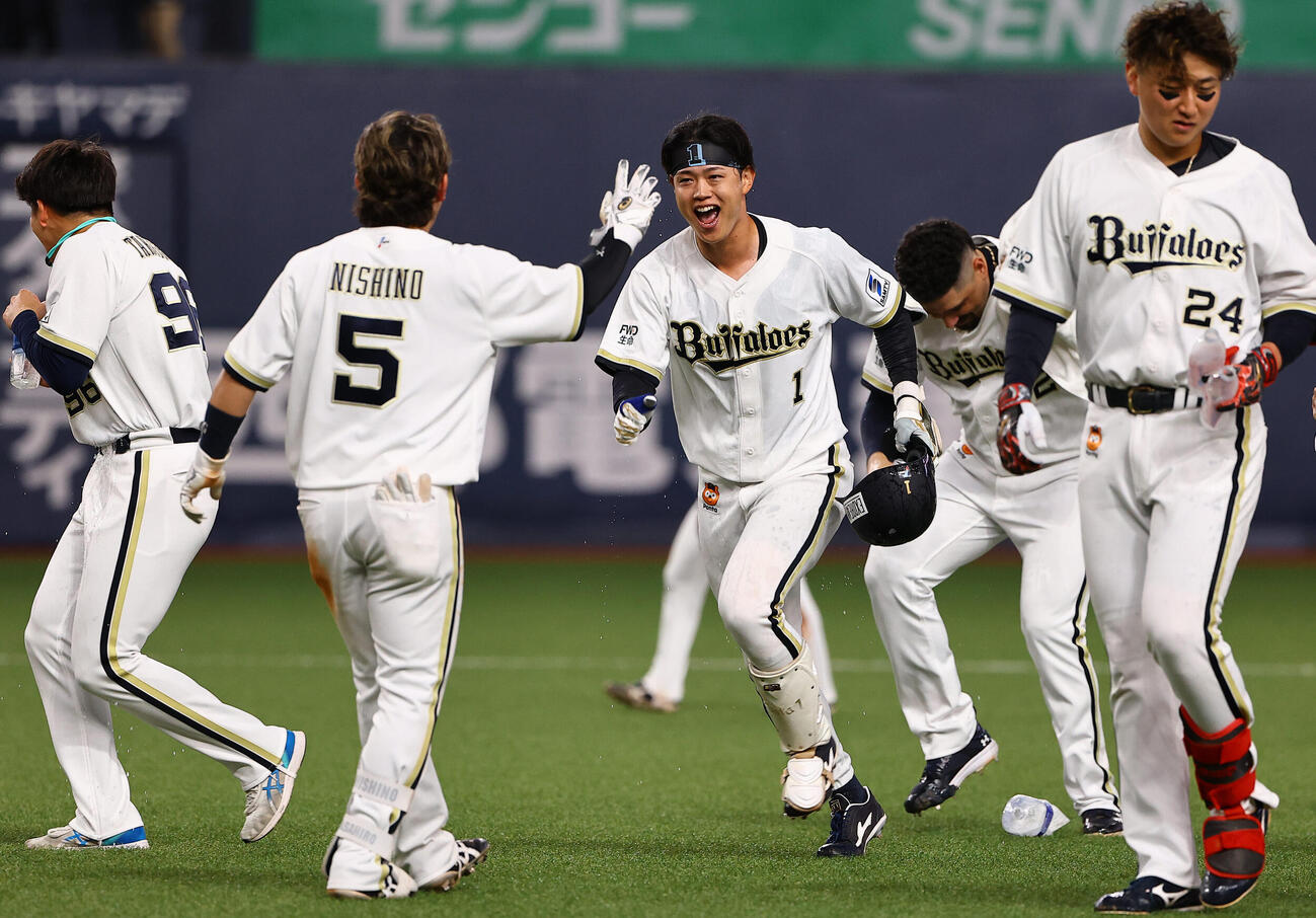 オリックス対西武　10回裏オリックス1死一、三塁、太田椋（中央）はサヨナラ安打を放ち笑顔を見せる（撮影・上田博志)