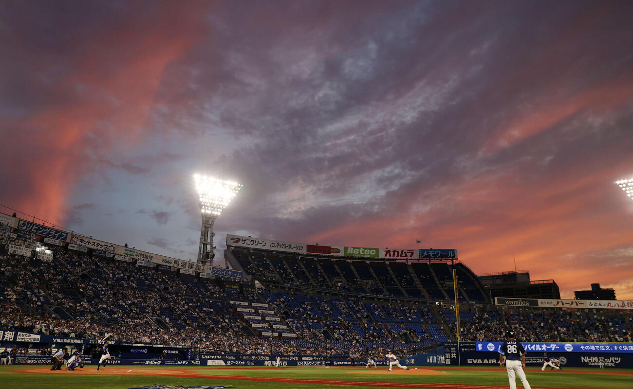夕焼けの横浜スタジアム（2023年6月撮影、写真はイメージ）