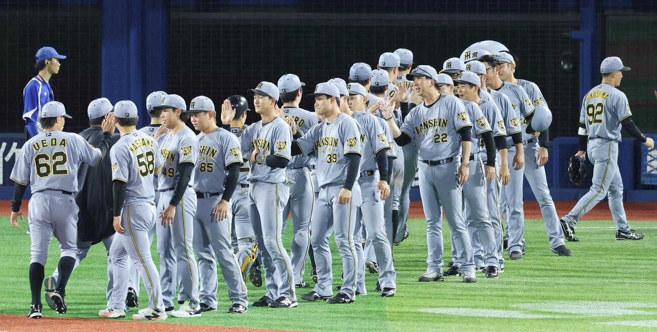 DeNA対阪神　勝利のタッチを交わす阪神藤川球児監督と選手たち（2026年6月19日撮影）