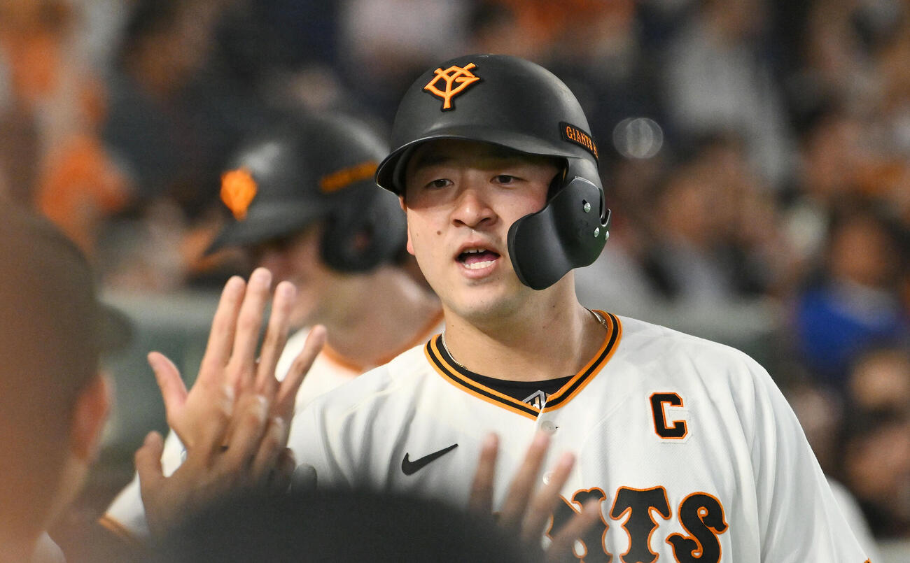 19日の巨人対中日　5回裏巨人2死一塁、2点本塁打を放った岸田行倫は生還しチームメートとタッチをかわす（撮影・滝沢徹郎）