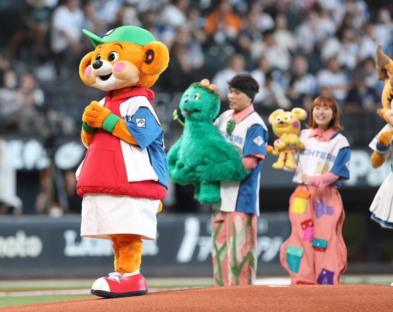 日本ハム対ソフトバンク　ファーストピッチセレモニーに登場のウェイキー（撮影・黒川智章）