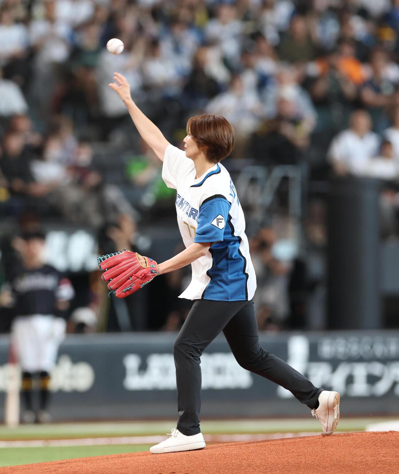 日本ハム対ソフトバンク　始球式を務めるカーリングの吉村紗也香（撮影・黒川智章）