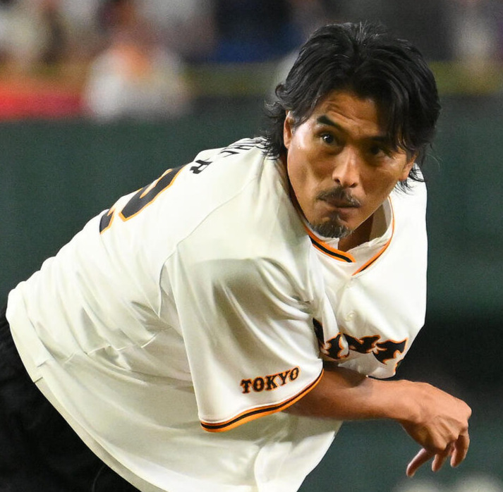 巨人対中日　ファーストピッチする中沢佑二氏（撮影・滝沢徹郎）