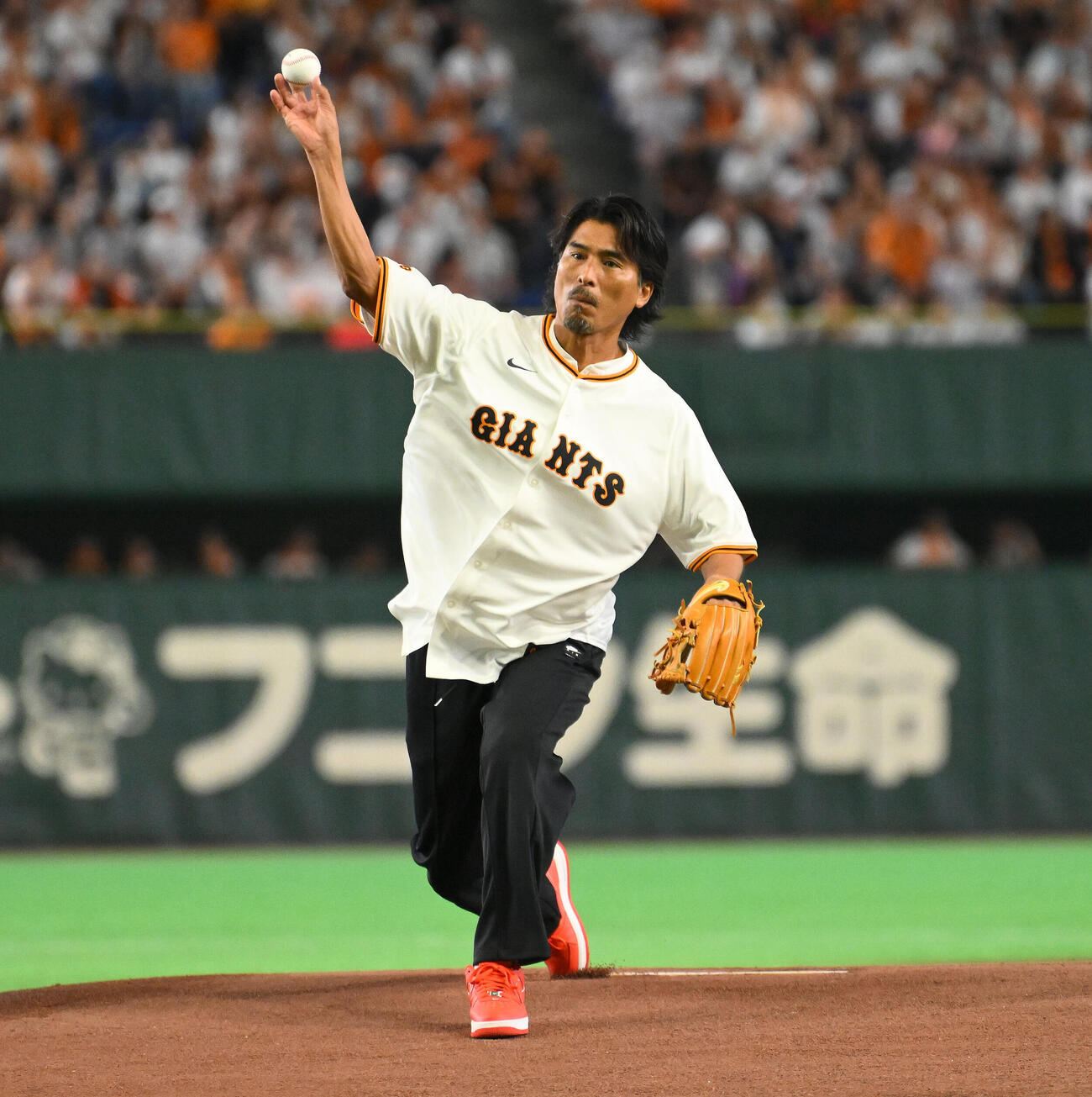 巨人対中日　ファーストピッチする中沢佑二氏（撮影・滝沢徹郎）