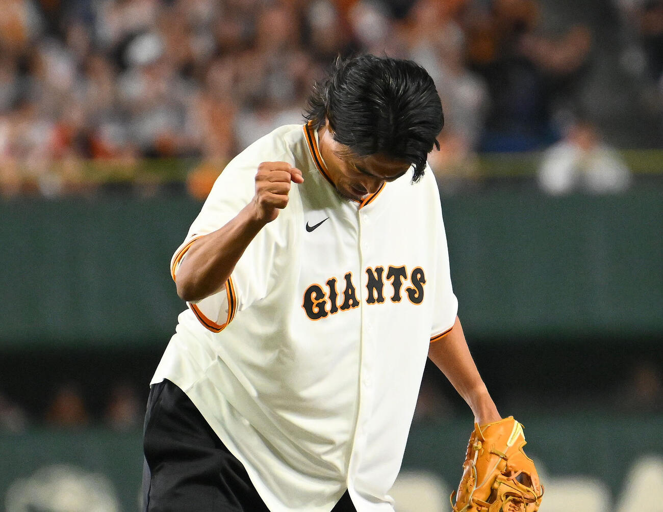 巨人対中日　ファーストピッチでガッツポーズする中沢佑二氏（撮影・滝沢徹郎）
