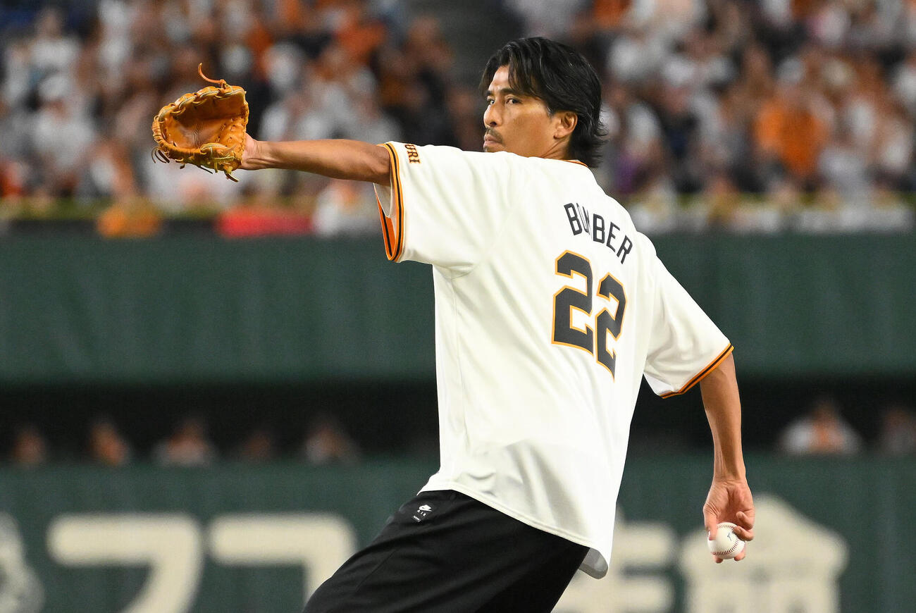 巨人対中日　ファーストピッチする中沢佑二氏（撮影・滝沢徹郎）