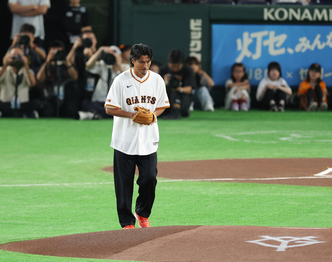 巨人対中日　緊張した面持ちでマウンドに上がる中沢佑二氏（撮影・増田悦実）