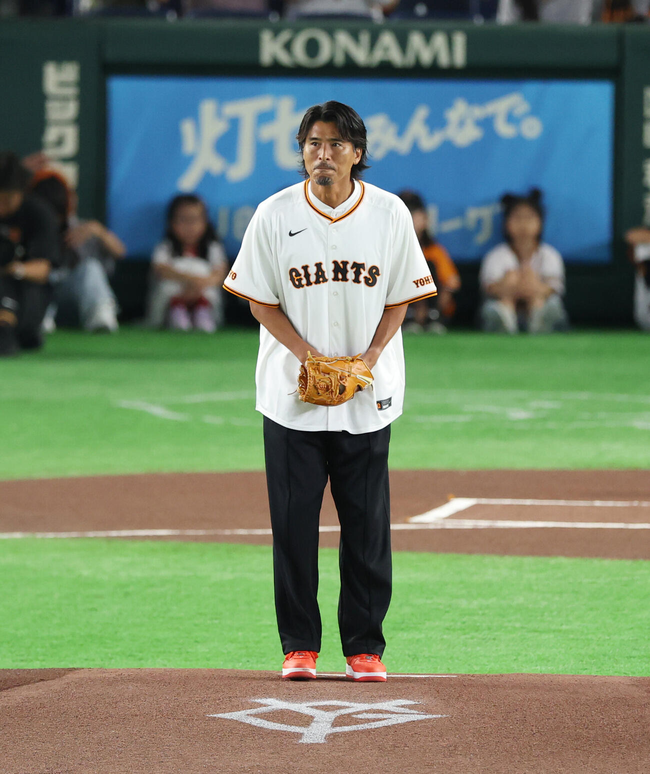 巨人対中日　緊張した面持ちでマウンドに上がる中沢佑二氏（撮影・増田悦実）