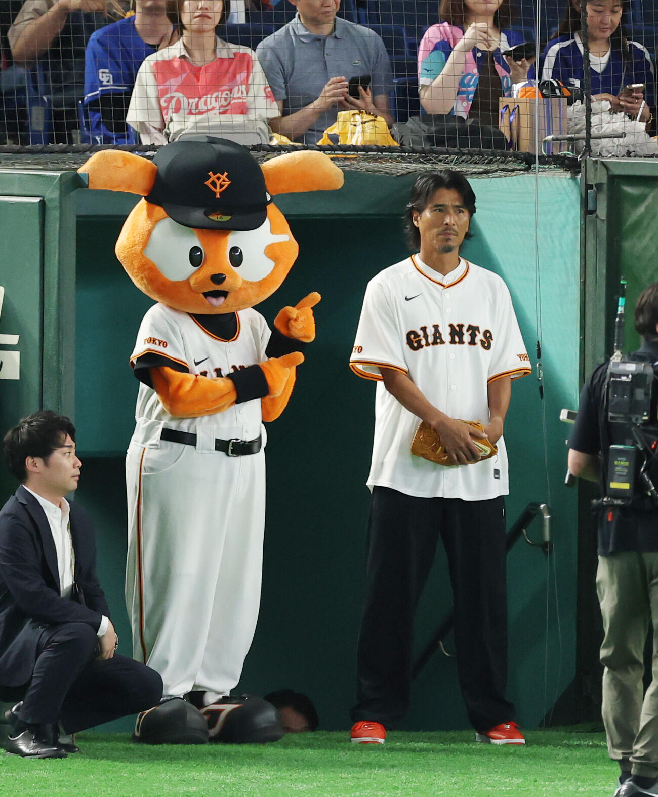 巨人対中日　ファーストピッチに登場した中沢佑二氏（撮影・増田悦実）