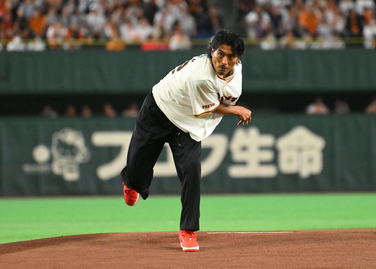 巨人対中日　ファーストピッチする中沢佑二氏（撮影・滝沢徹郎）