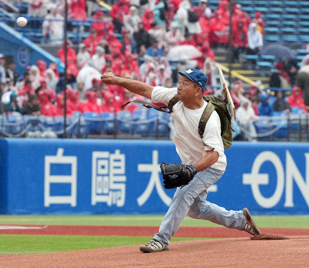 ファーストピッチセレモニーを務めたバイきんぐの西村瑞樹（撮影・たえ見朱実）