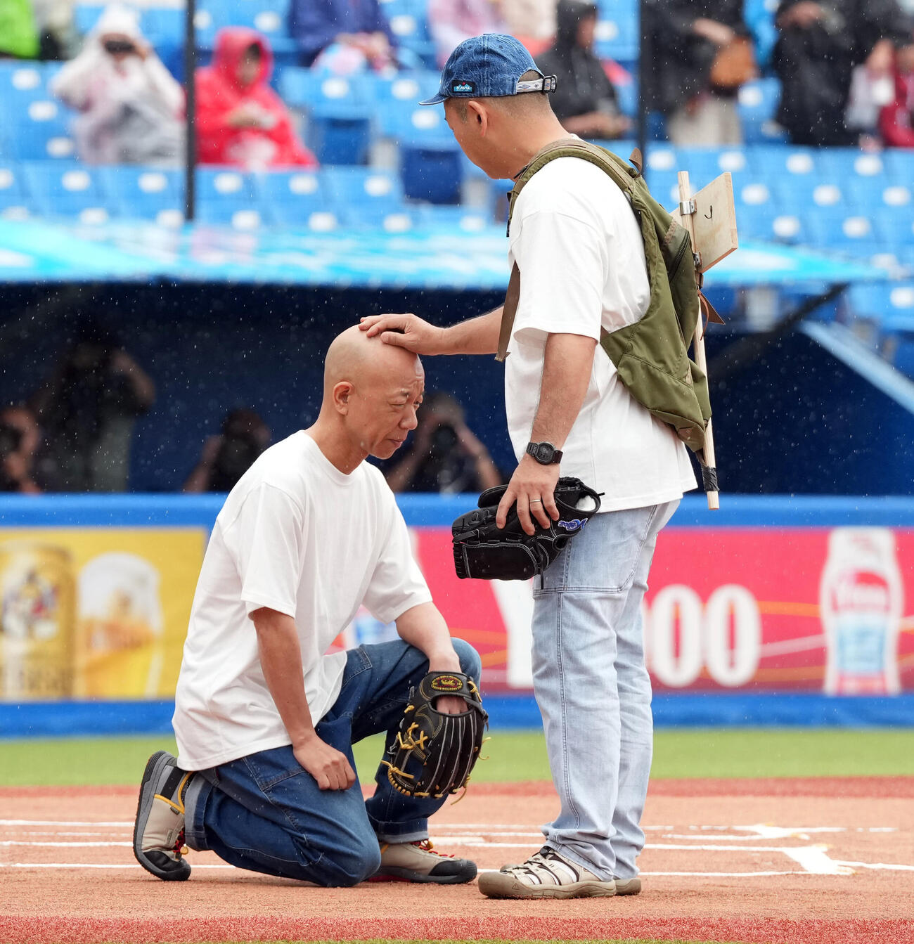 ファーストピッチセレモニーを務めたバイきんぐの小峠英二（左）と西村瑞樹（撮影・たえ見朱実）
