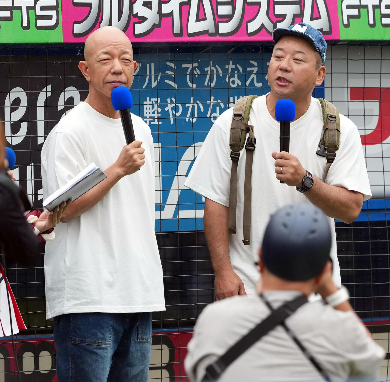 試合前、ゲスト出演で姿を見せたバイきんぐ。左から小峠英二、西村瑞樹（撮影・たえ見朱実）