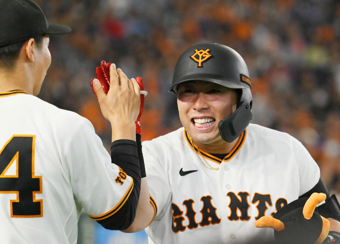 巨人対中日　3回裏巨人無死、先制ソロ本塁打を放った浅野翔吾（右）は生還チームメートとタッチを交わす（撮影・滝沢徹郎）