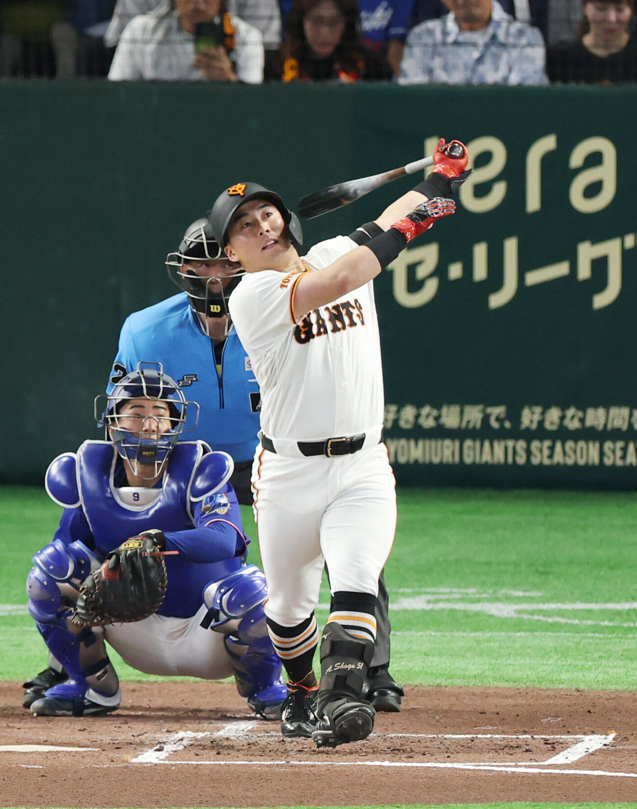 巨人対中日　3回裏巨人無死、先制本塁打を放つ浅野翔吾（撮影・増田悦実）