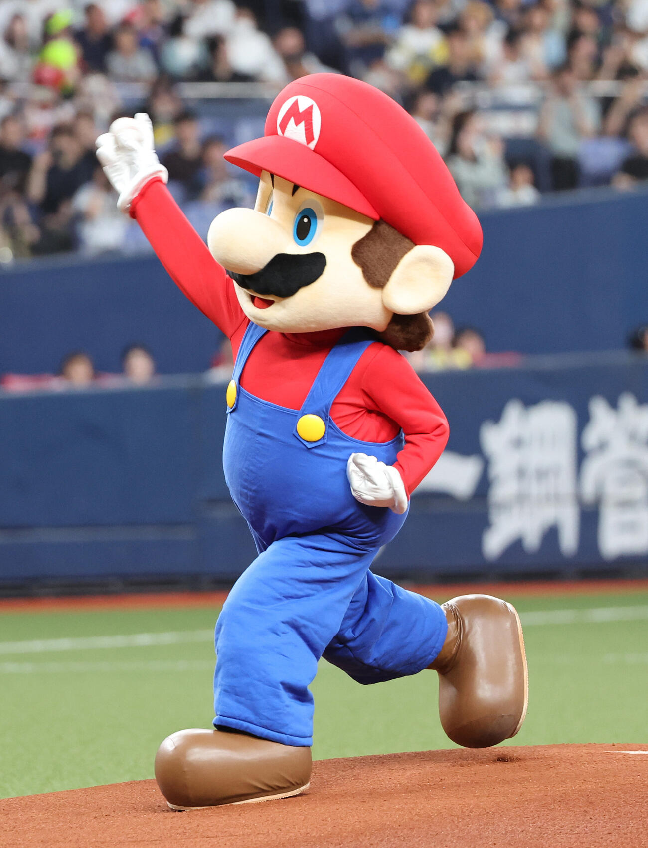 オリックス対西武　セレモニアルピッチに登場したマリオ（撮影・西尾就之）