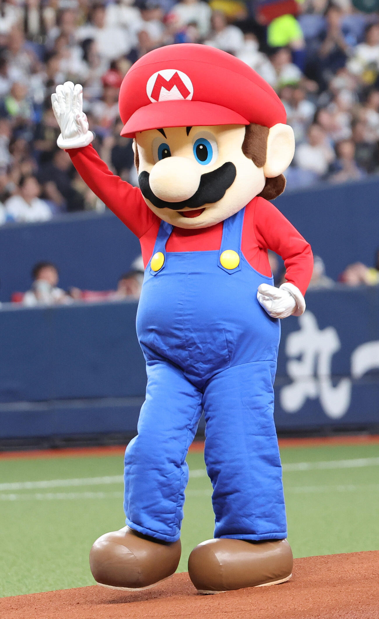 オリックス対西武　セレモニアルピッチに登場したマリオは観客手を振る（撮影・西尾就之）